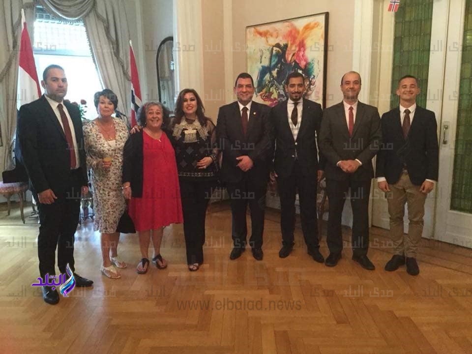 السفيرة ماهي حسن عبداللطيف مع الحضور خلال الاحتفالية