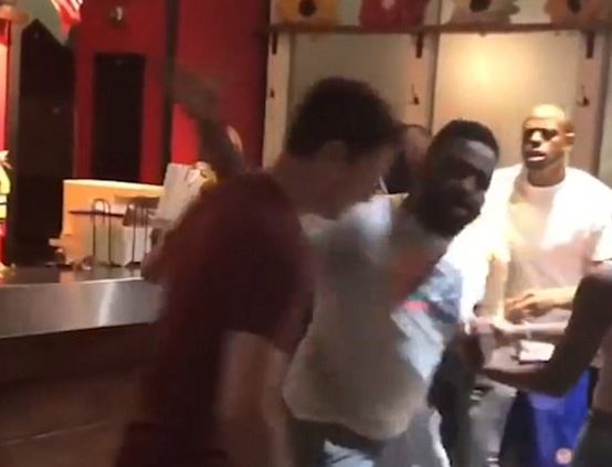  رجل يسحل اخر بعنف لتجاوزه طابور الانتظار بمطعم