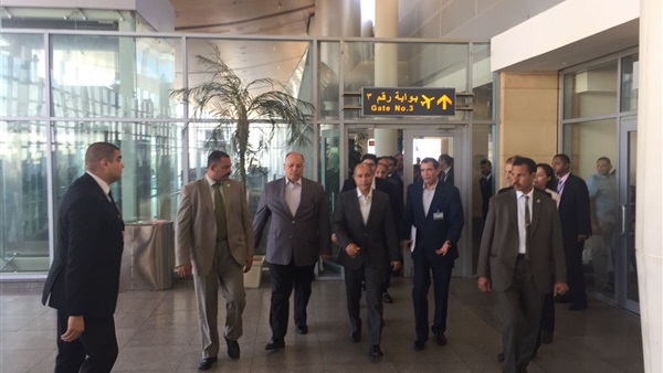 وزير الطيران في جولة مطار برج العرب