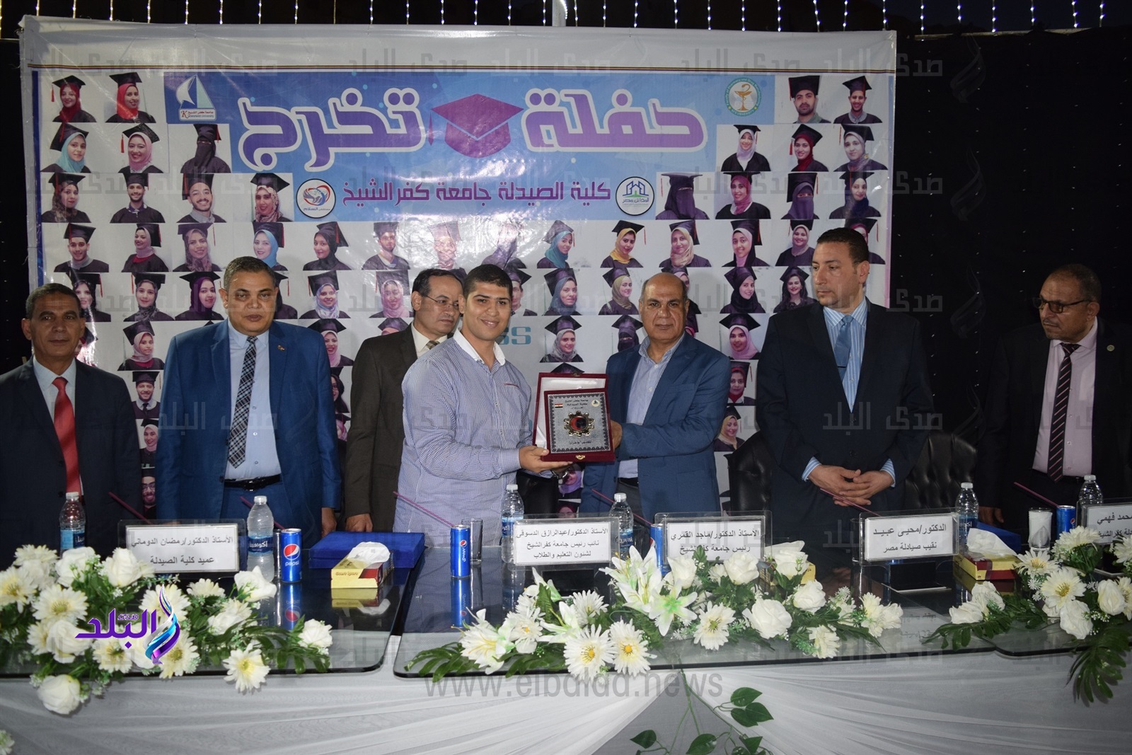 رئيس جامعة كفر الشيخ يكرّم صدى البلد في حفل خريجي الصيدلة