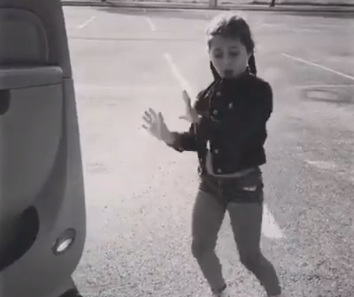 طفلة تؤدي رقصة الـ كيكي - kiki .. فيديو طفلة تؤدي رقصة الـ كيكي - kiki .. فيديو