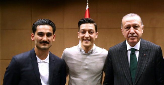 أوزيل مع أردوغان 
