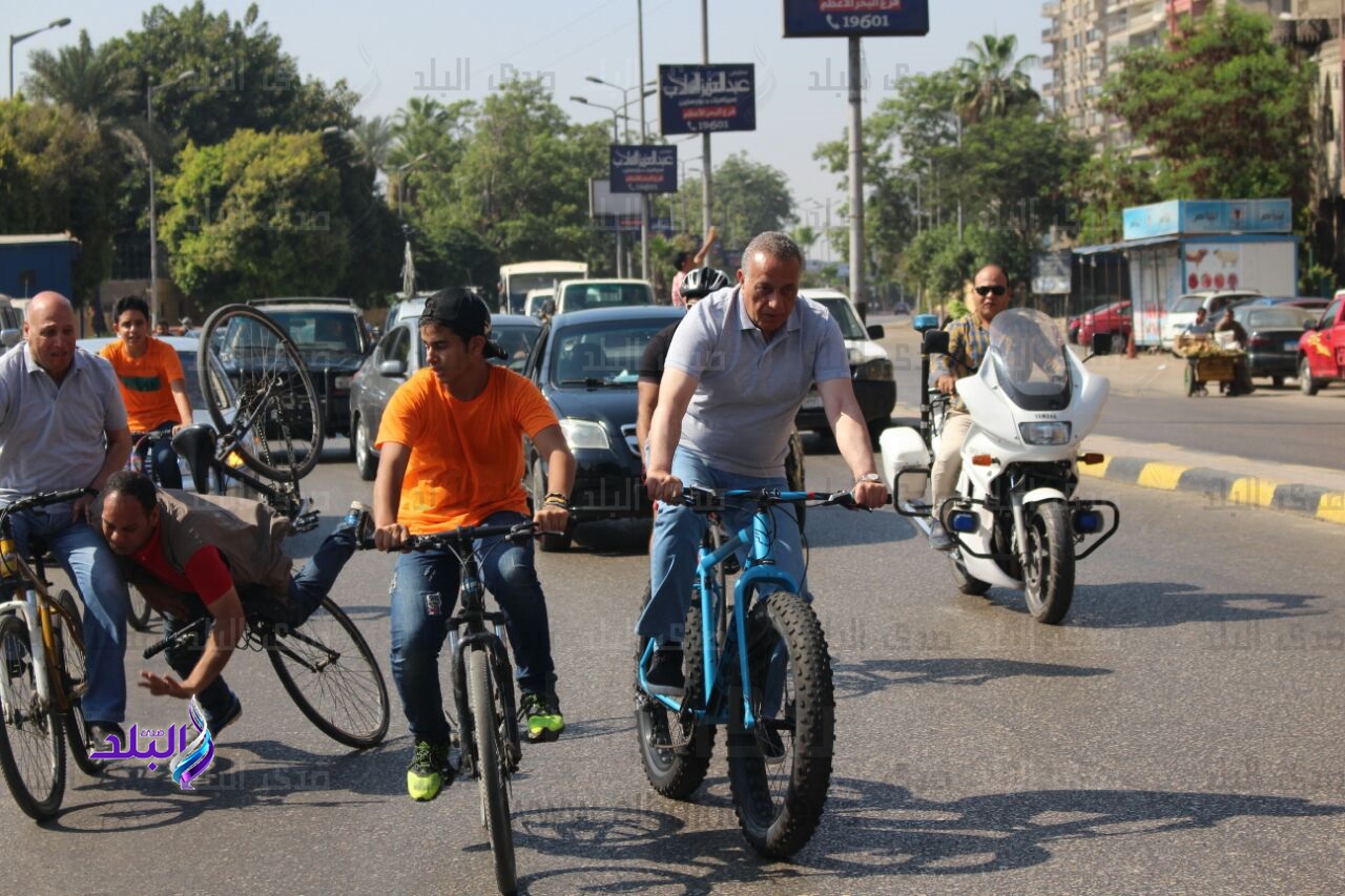 موقف محرج لفرد من حرس محافظ الجيزة أثناء ماراثون الدراجات موقف محرج لفرد من حرس محافظ الجيزة أثناء ماراثون الدراجات