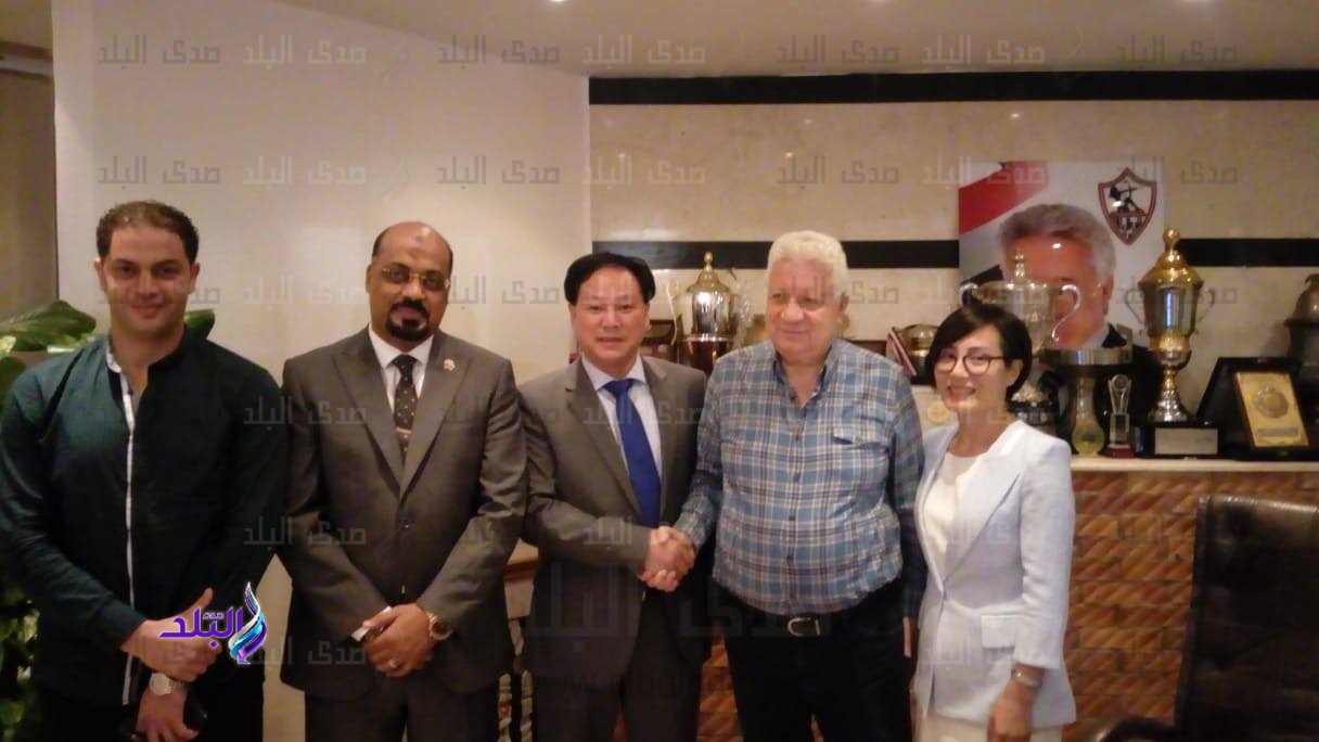مرتضى منصور يتوسط الوفد الصيني مرتضى منصور يتوسط الوفد الصيني