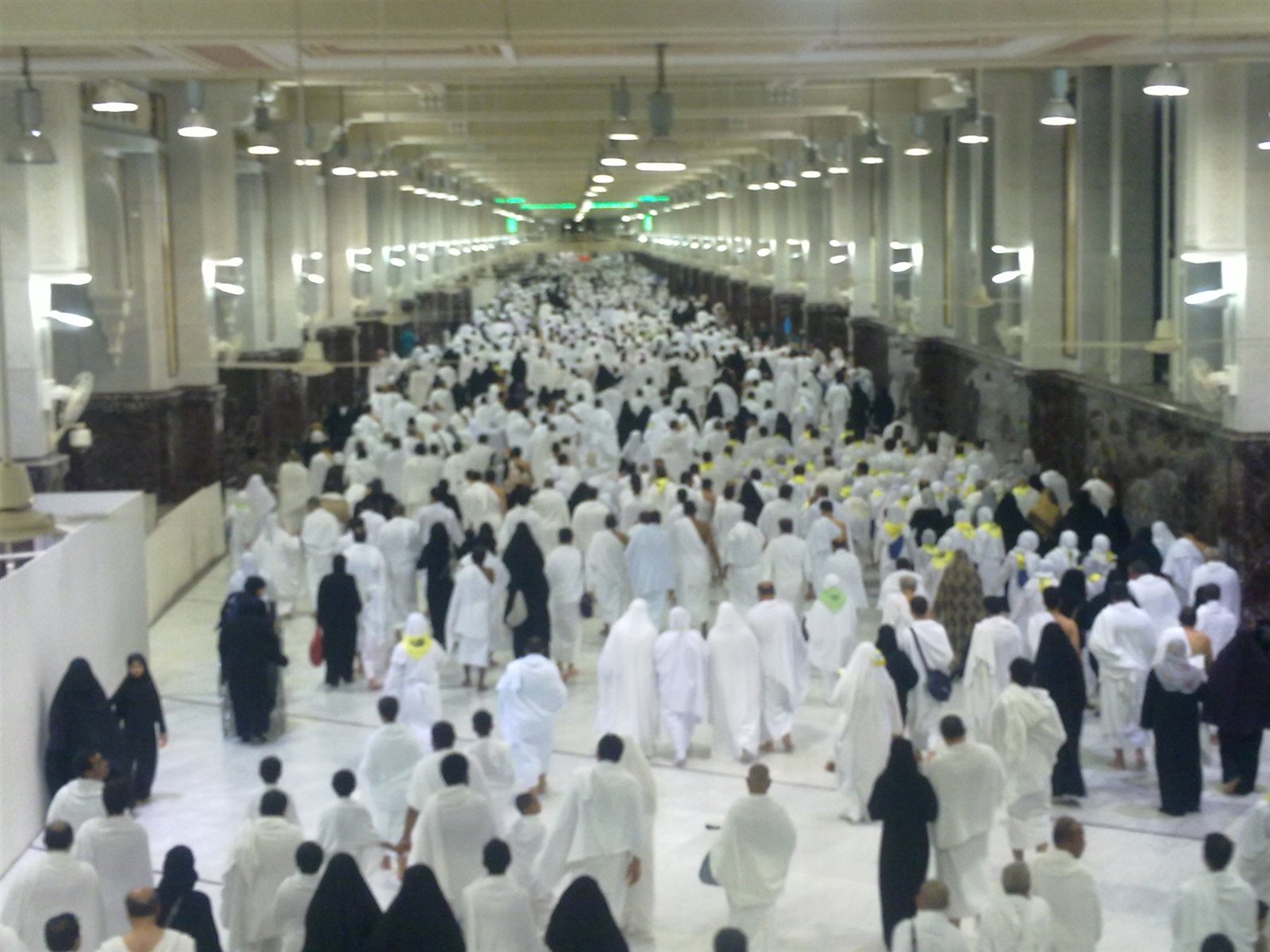 حكم السعي والطواف لمريض سلس البول