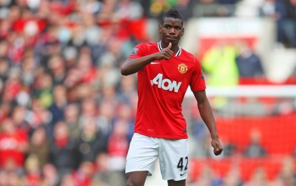 بول بوجبا لاعب فريق مانشستر يونايتد الإنجليزي