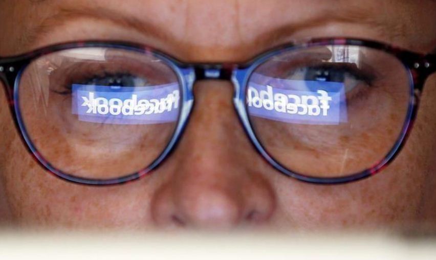 شخص يستخدم الفيسبوك