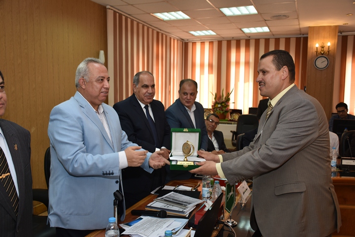 محافظ الشرقية يُكرم المسئولين بمركز التدريب الإداري