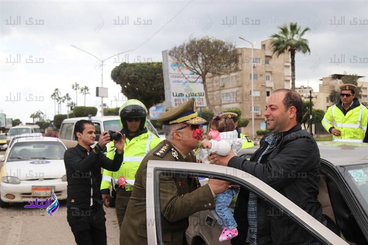 ضابط شرطة يقبل طفل