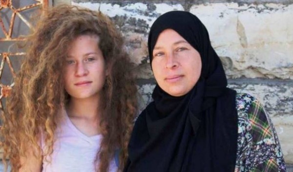 عهد التميمي ووالدتها