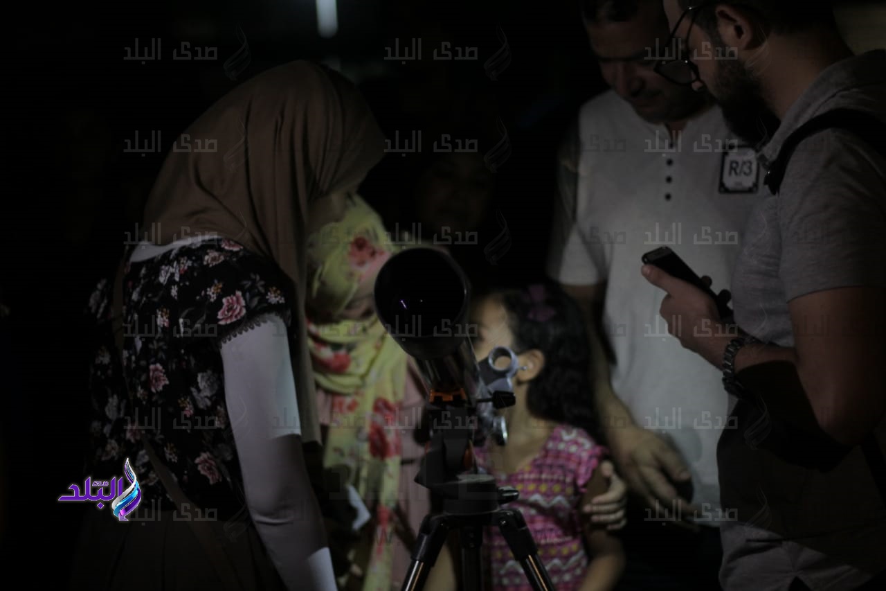 المصريون يشاهدون خسوف القمر من مرصد حلوان