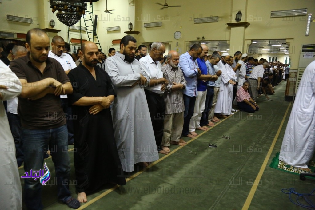 المئات يؤدون صلاة خسوف القمر بمسجد مصطفى محمود