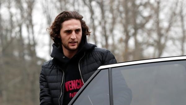 أدريان رابيو لاعب وسط باريس سان جيرمان الفرنسي أدريان رابيو لاعب وسط باريس سان جيرمان الفرنسي