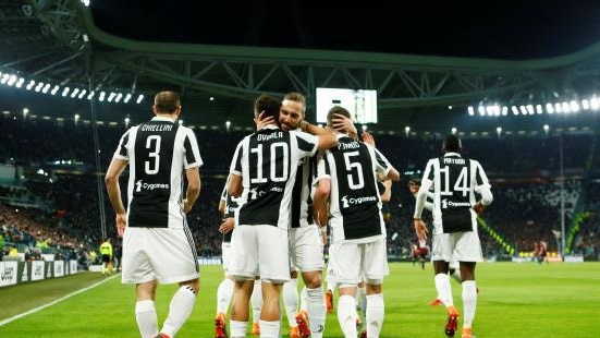 هيجواين مع لاعبي يوفنتوس