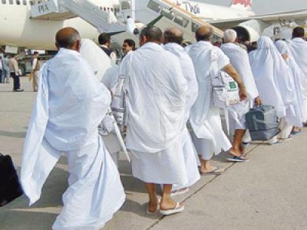 لبس الحاج حذاء مقطوع من الكعبين 