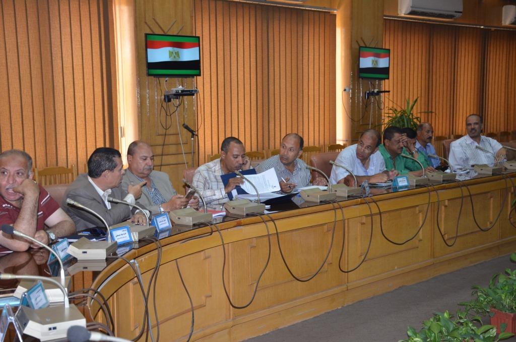 حافظ الاسماعيلية يستعرض الموقف التنفيذى للمشروعات التنموية