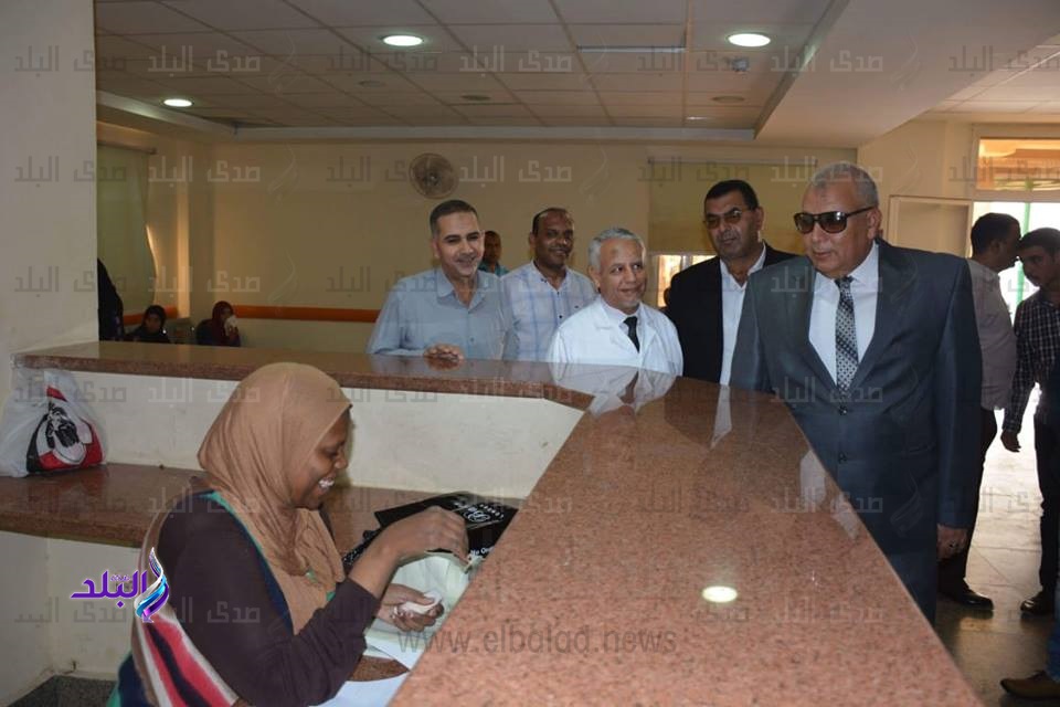 محافظ الوادي الجديد يفاجئ مستشفى الخارجة العام