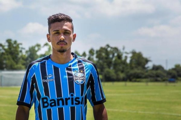 للاعب البرازيلي فينسيوس دي ليما للاعب البرازيلي فينسيوس دي ليما