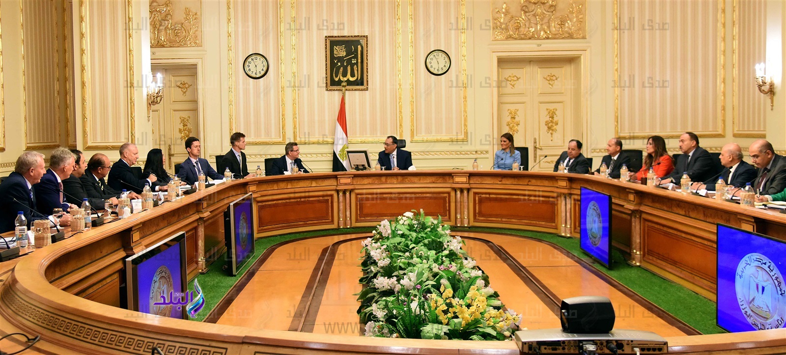 رئيس الوزراء خلال الاجتماع