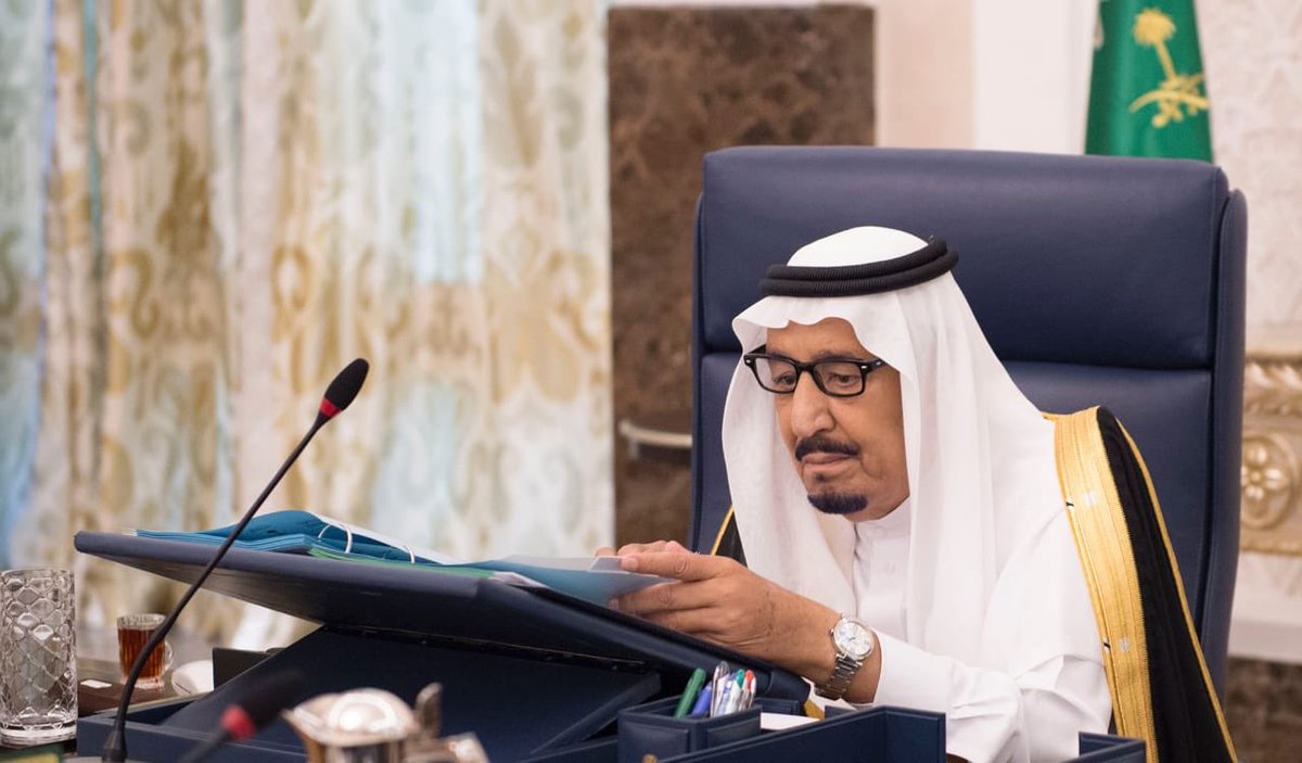 الملك سلمان في جلسة مجلس الوزراء بنيوم الملك سلمان في جلسة مجلس الوزراء بنيوم
