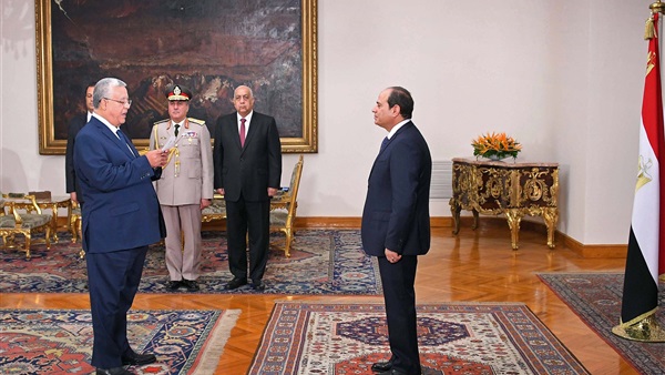 رئيس المحكمة الدستورية الجديد يؤدى اليمين أمام الرئيس السيسى رئيس المحكمة الدستورية الجديد يؤدى اليمين أمام الرئيس السيسى
