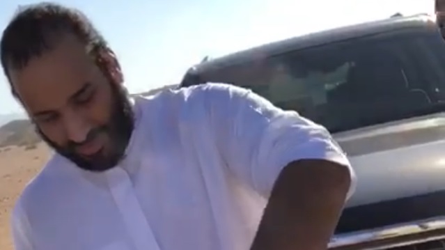 ولي العهد السعودي اثناء مشاركته الطعام لشباب في نيوم