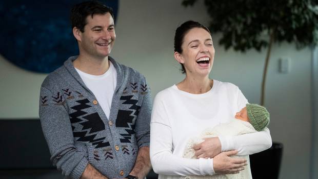 الطفلة نيفي مع أبويها 