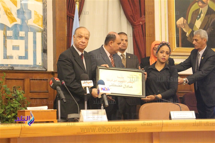 محافظ القاهرة يكرم أسر شهداء الجيش والشرطة محافظ القاهرة يكرم أسر شهداء الجيش والشرطة