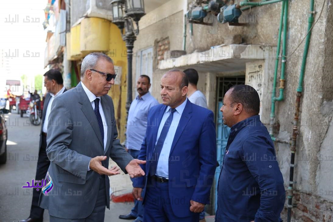 محافظ قنا يتفقد أعمال رفع مطابق الصرف الصحى بالشوارع محافظ قنا يتفقد أعمال رفع مطابق الصرف الصحى بالشوارع