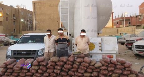 المتهمين بجانب المضبوطات