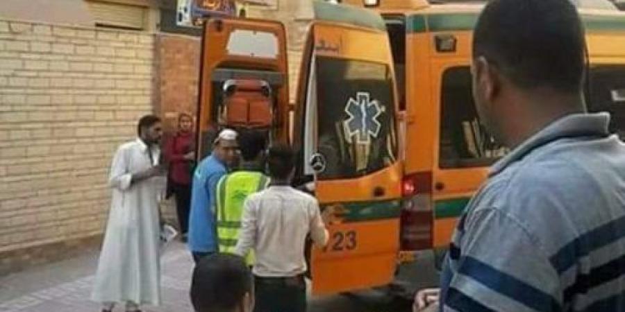 سيارة إسعاف تنقل شخص - ارشيفيه سيارة إسعاف تنقل شخص - ارشيفيه