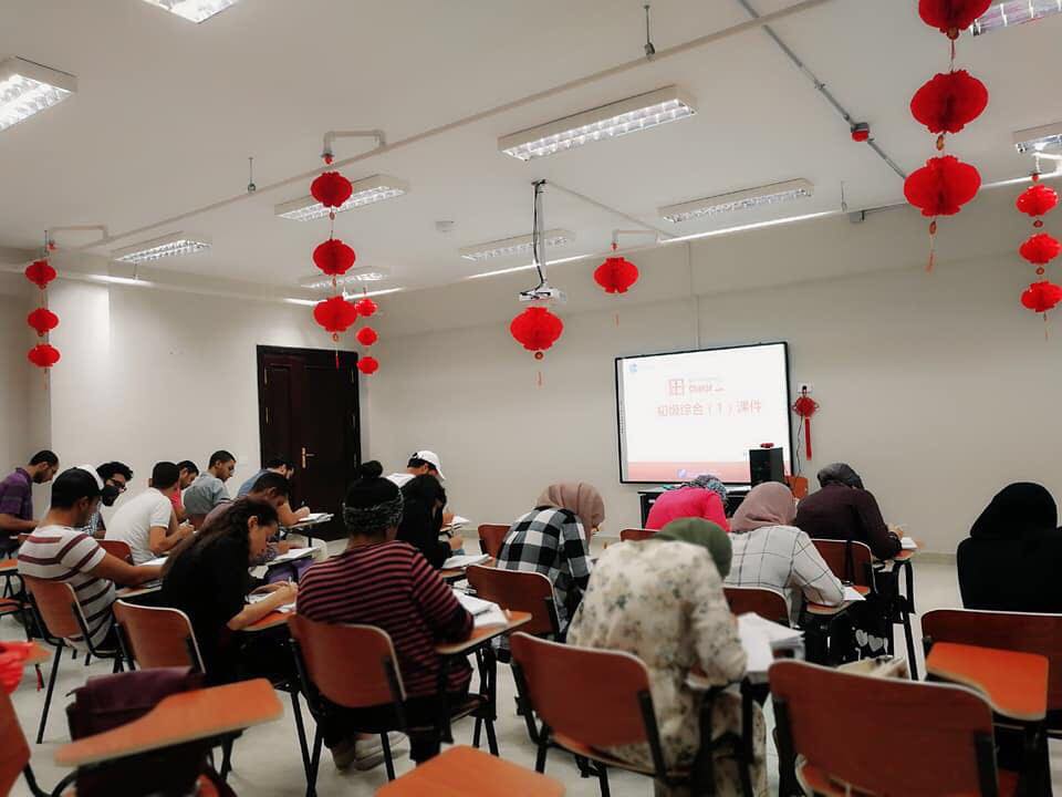 عدد من الطلاب يدرسون بمعهد كونفوشيوس