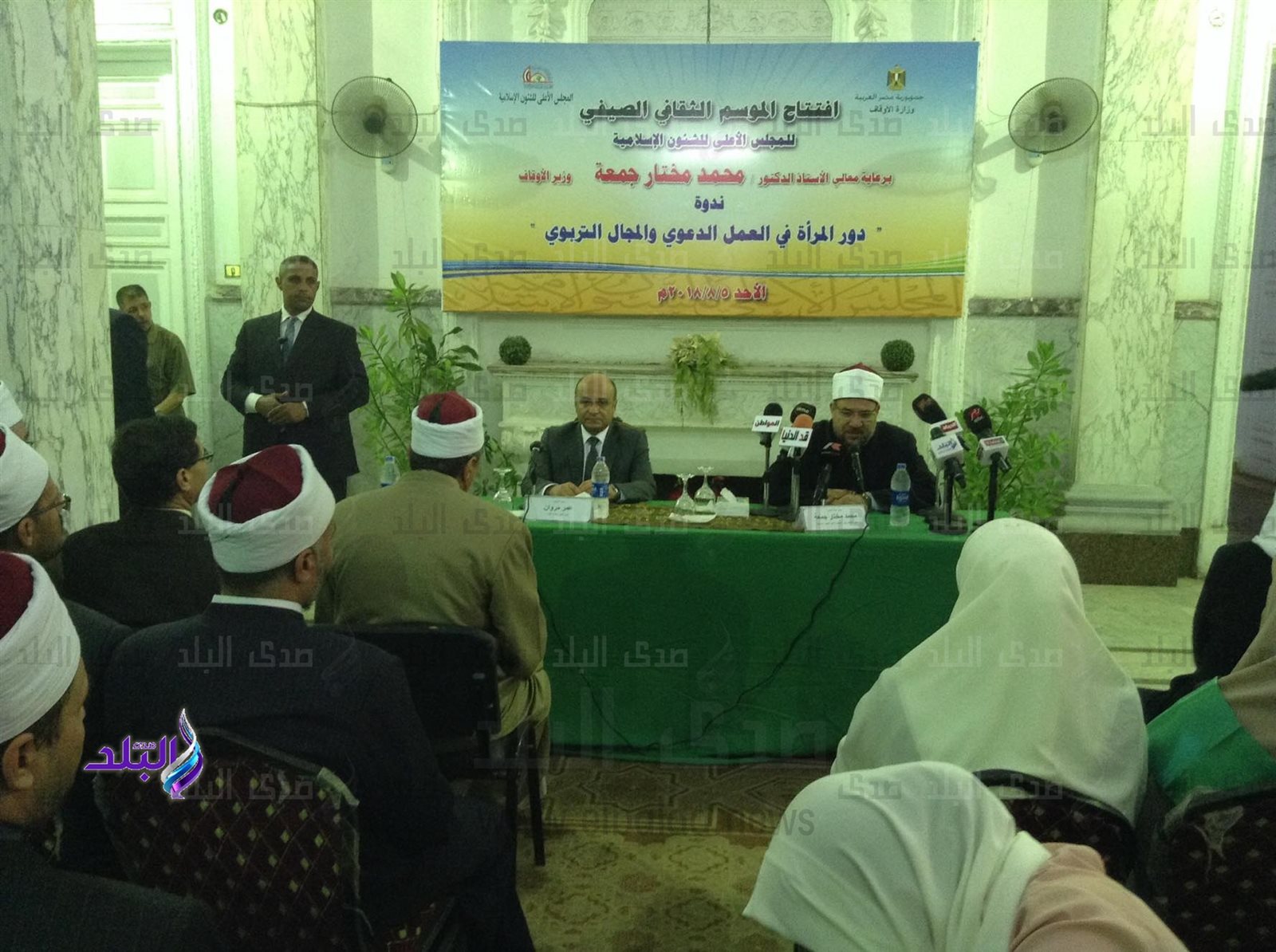 وزير الاوقاف خلال موتمر صحفي مع رئيس بعثة الحج 