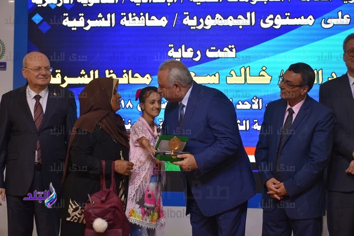 اللواء خالد سعيد محافظ الشرقية و الطفلة"رحمه ناصر عبد اللواء خالد سعيد محافظ الشرقية و الطفلة"رحمه ناصر عبد