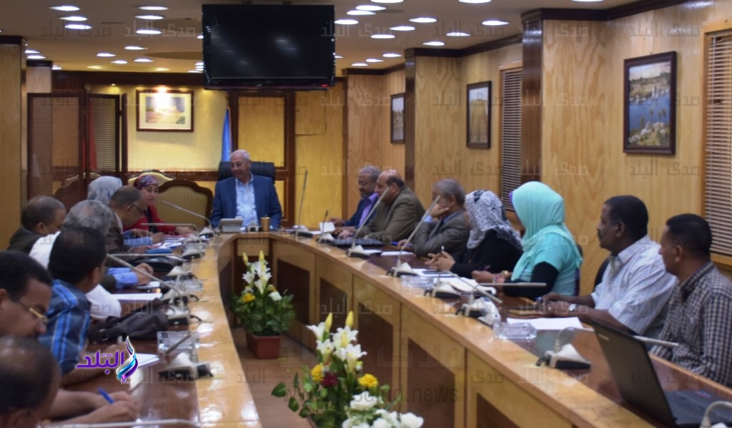 محافظ أسوان يناقش محاور المشاركة فى المسابقة الدولية