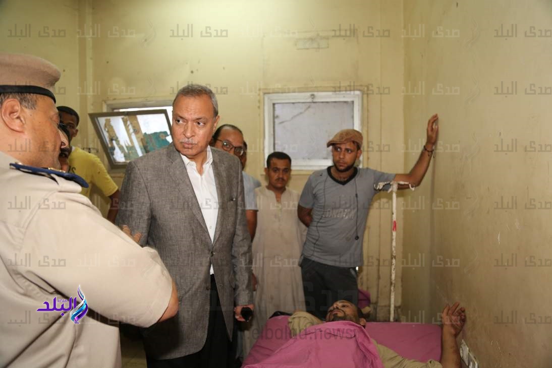 محافظ قنا يطمئن على مصابي حادث انقلاب سيارة ميكروباص بنجع حم