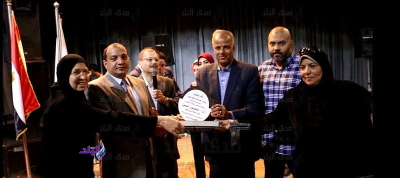 أولياء أمور خريجى تجارة بنى سويف يكرمون رئيس الجامعة