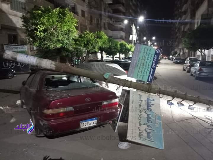 سقوط عمود يحطم سيارة سقوط عمود يحطم سيارة