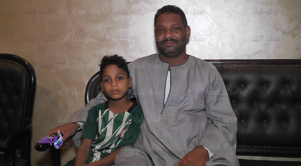 الطفل ووالدة عقب أعادته الطفل ووالدة عقب أعادته