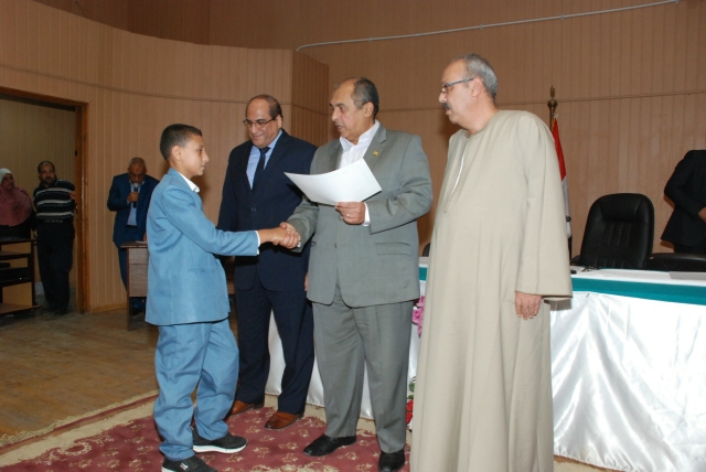 صورة من التكريم صورة من التكريم