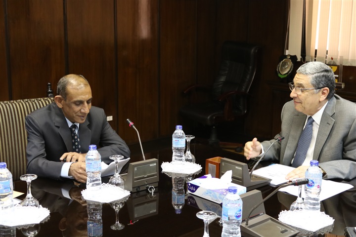 وزير الكهرباء خلال لقائه بسفير الهند فى القاهرة