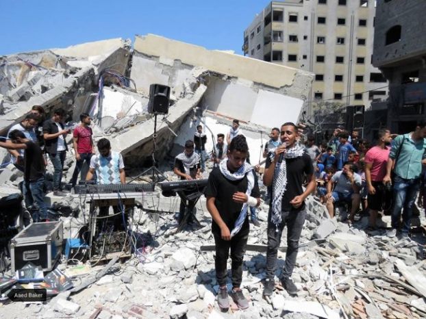 فلسطينيون يعزفون على أنقاض مركز المسحال الثقافي