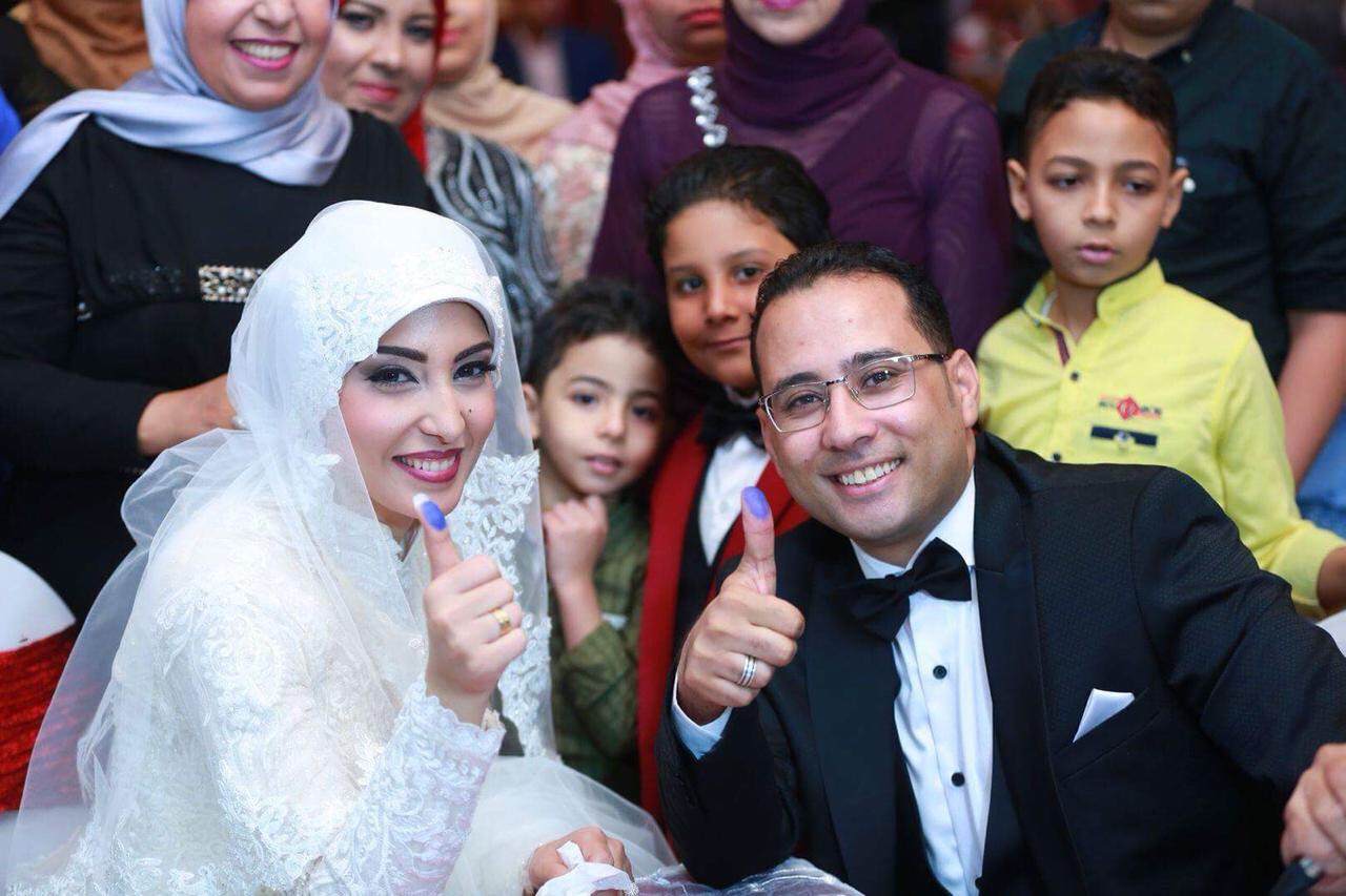الزميل زكي القاضي مع عروسته الزميل زكي القاضي مع عروسته