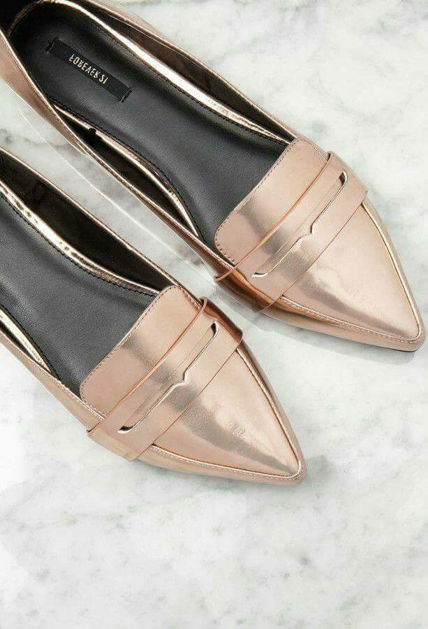 نسقى الأحذية الفضية والذهبية مع اللوك الكاجوال والكلاسيك