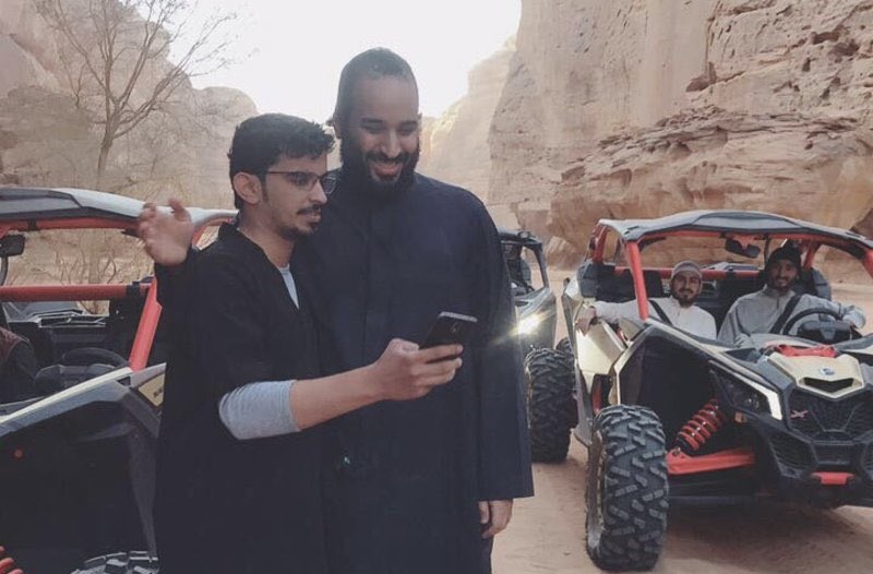 ولي العهد السعودي يلتقط صورة مع شاب