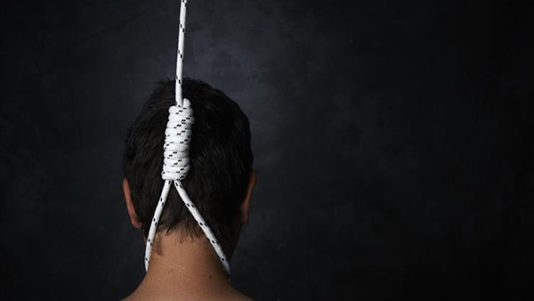 شخص يشنق نفسه - أرشيفية