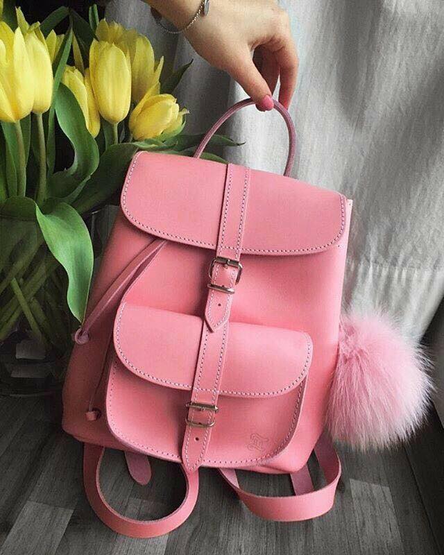 اختاري شنط  backpack الظهر لإطلالة انيقة في الجامعة