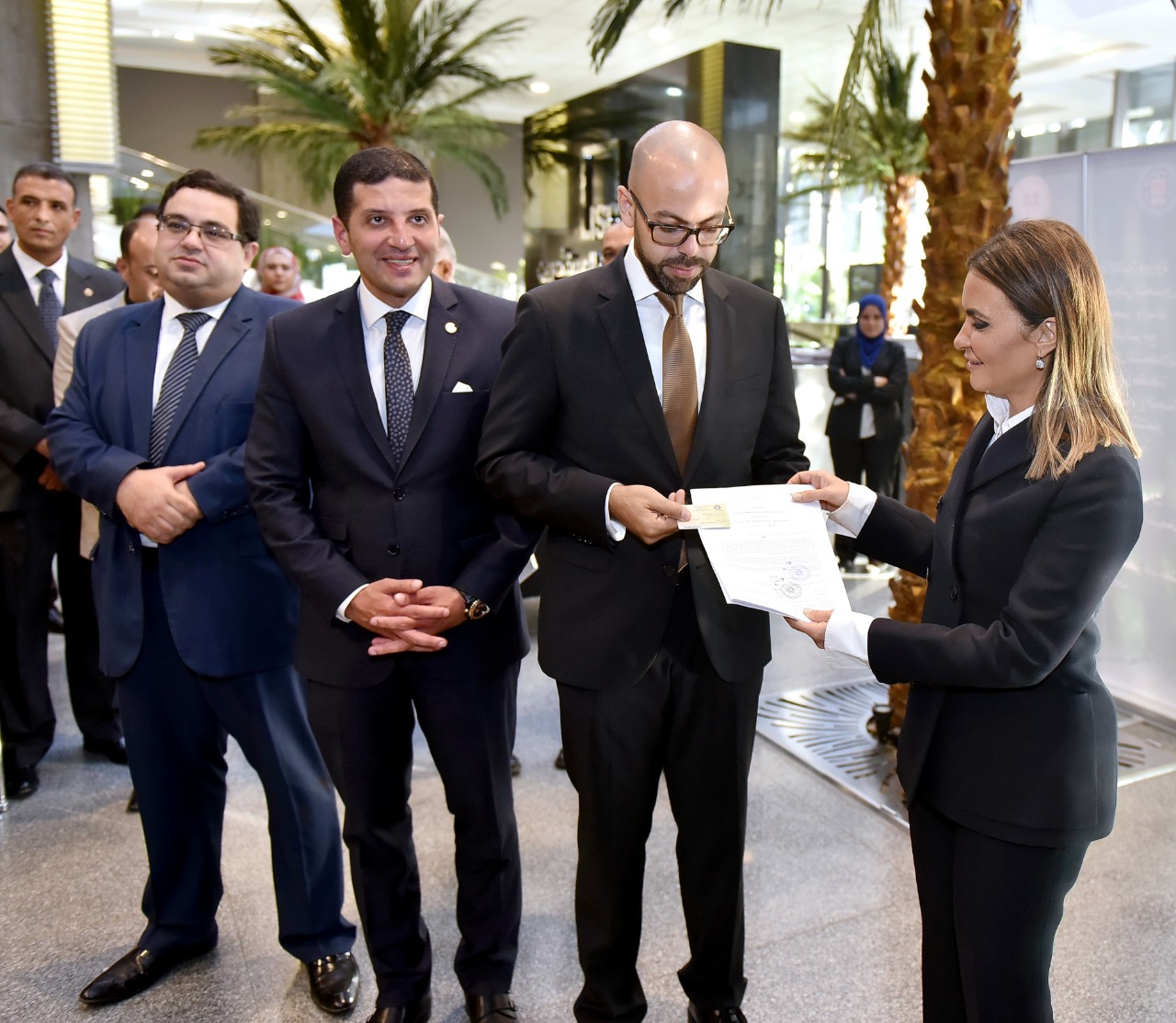 وزيرة الاستثمار مع  أول مؤسس لشركة الشخص الواحد  وزيرة الاستثمار مع  أول مؤسس لشركة الشخص الواحد