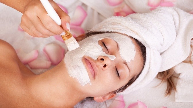 ضعي دقيق القمح على وجهك ولاحظي الفرق من الاستخدام الاول