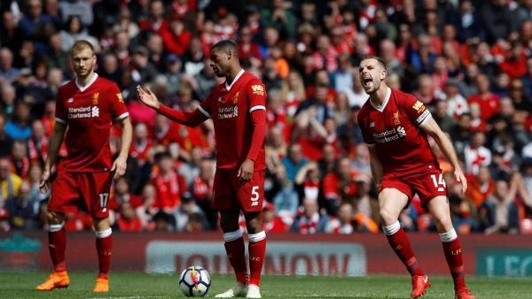 كلافان مع لاعبي ليفربول كلافان مع لاعبي ليفربول